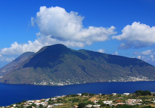 Sailing in Sicily: Salina, island of many facets.