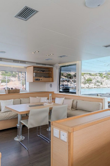 Catamaran Roulette from 40ft to 43ft of length image 9