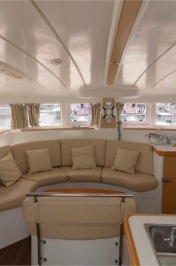 Lagoon 380 image 5