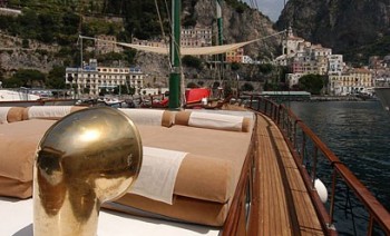 Deluxe Wine and Sail Experience in Campania