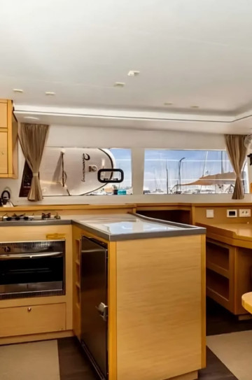 Lagoon 450 Catamaran image 5