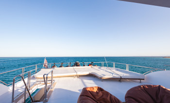 Red Sea Kitesurfing Cruise – Daily Riding from a Yacht