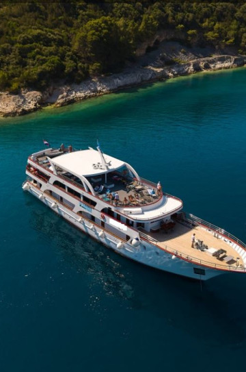 Motor Yacht 19 Cabins image 1