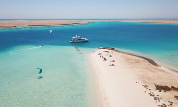Red Sea Kitesurfing Cruise – Daily Riding from a Yacht