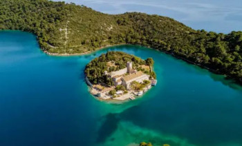 Croatia One-Way Essential Catamaran Cruise: Split to Dubrovnik – 7 Days of Island Hopping