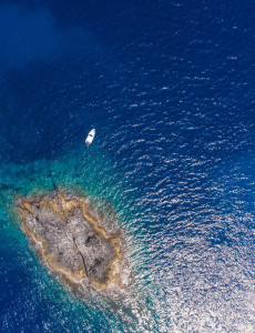 Catamaran sailing Tour in Pontine Islands from Procida