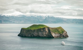 Expedition to Iceland by car and yacht